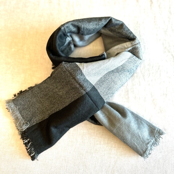 NWT Vivian & Vincent Scarf - Picture 2 of 4